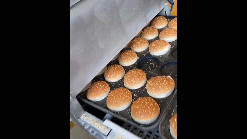 صينية خبز البرجر مستخدمة في خط الإنتاج الآلي